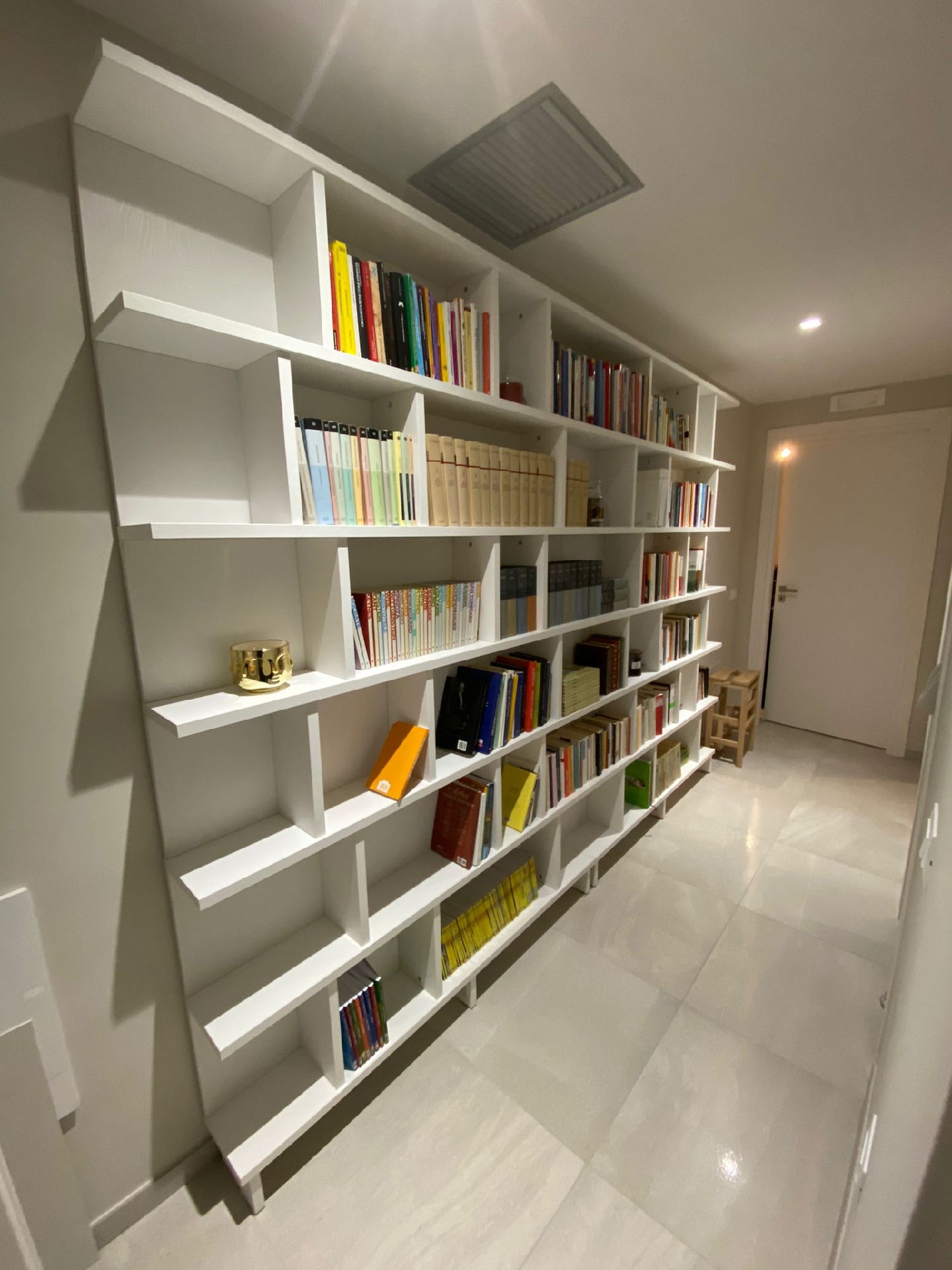 Libreria a sviluppo orizzontale per corridoio
